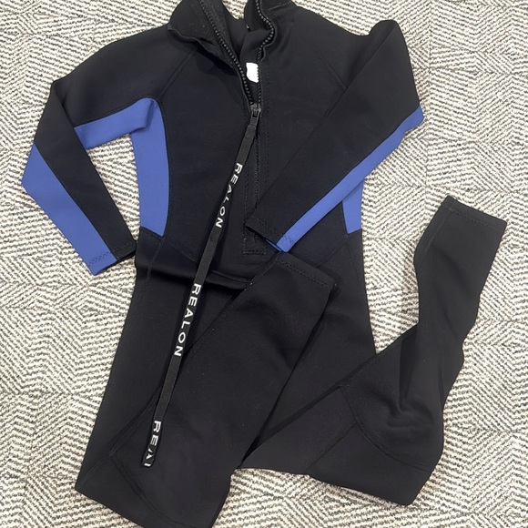 Wetsuit - Picture 2 of 3